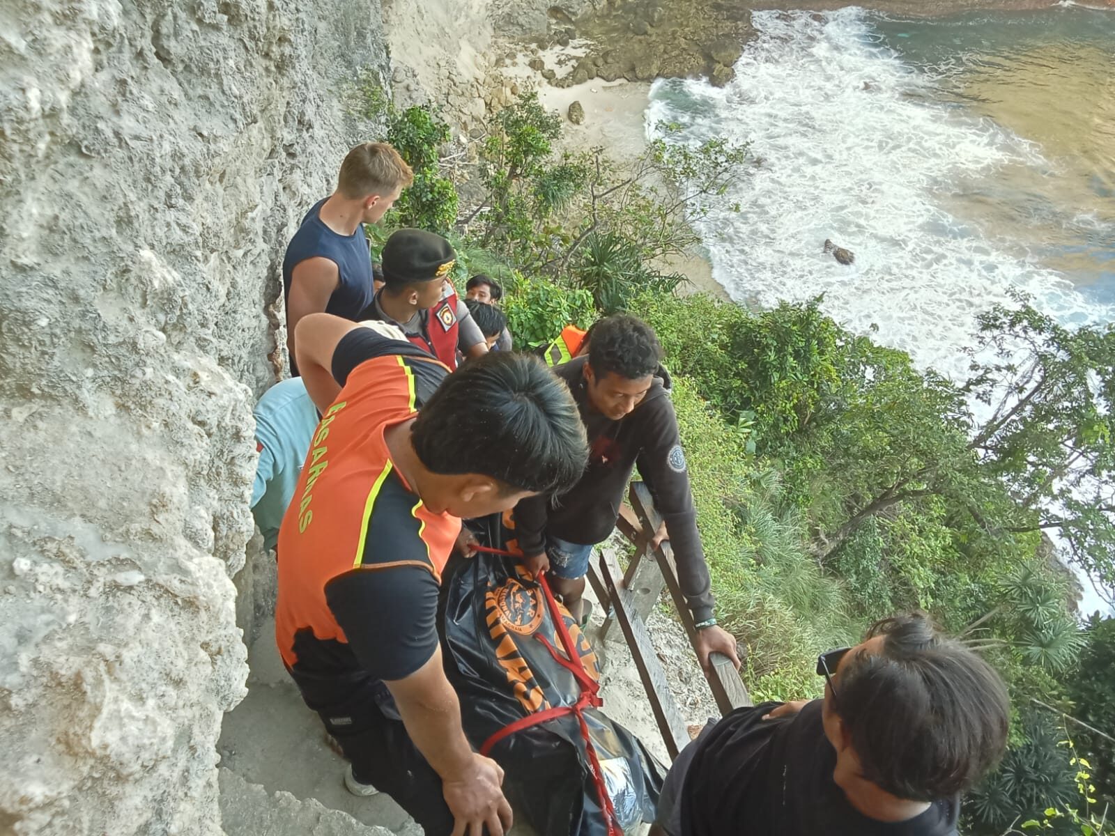 KLUNGKUNG, BALINEWS.ID - Dua orang warga negara asing asal Ukraina dikabarkan terseret arus pantai di Diamond Beach, Nusa Penida, Klungkung saat asik berenang.…
