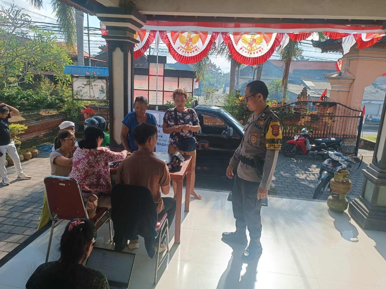 GIANYAR, BALINEWS.ID – Guna mengatasi kelangkaan gas LPG 3 Kg, Dinas Perindustrian dan Perdagangan (Disperindag) Kabupaten Gianyar menggelar operasi pasar di K…
