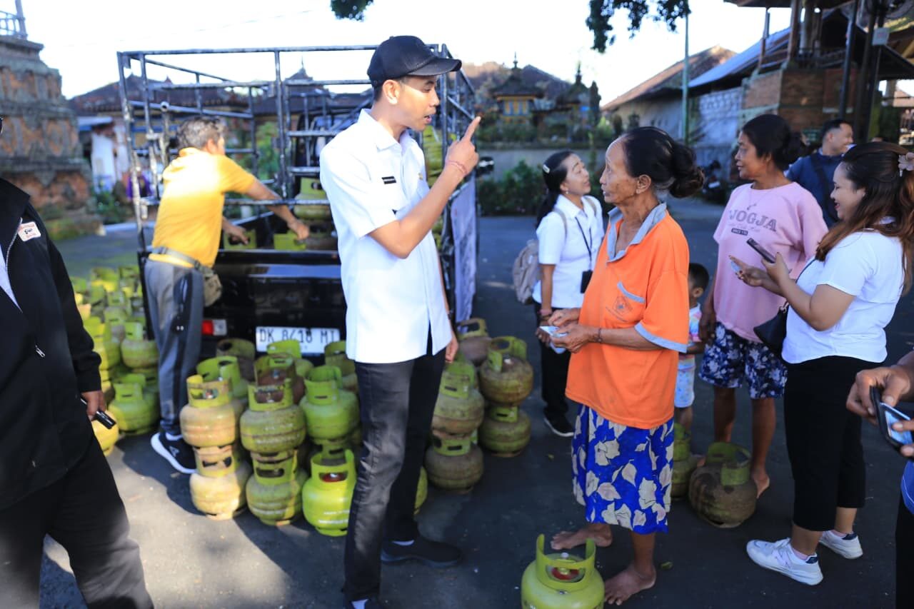 KLUNGKUNG, BALINEWS.ID – Pemerintah Kabupaten Klungkung melalui Dinas Koperasi UKM dan Perdagangan kembali menggelar operasi pasar gas elpiji 3 kilogram (kg) u…