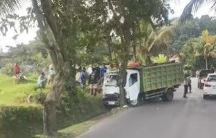 KARANGASEM, BALINEWS.ID - Kecelakaan tragis menimpa seorang remaja perempuan di jalur utama Sidemen menuju Klungkung, tepatnya di depan Setra Hyang Taluh, Banj…