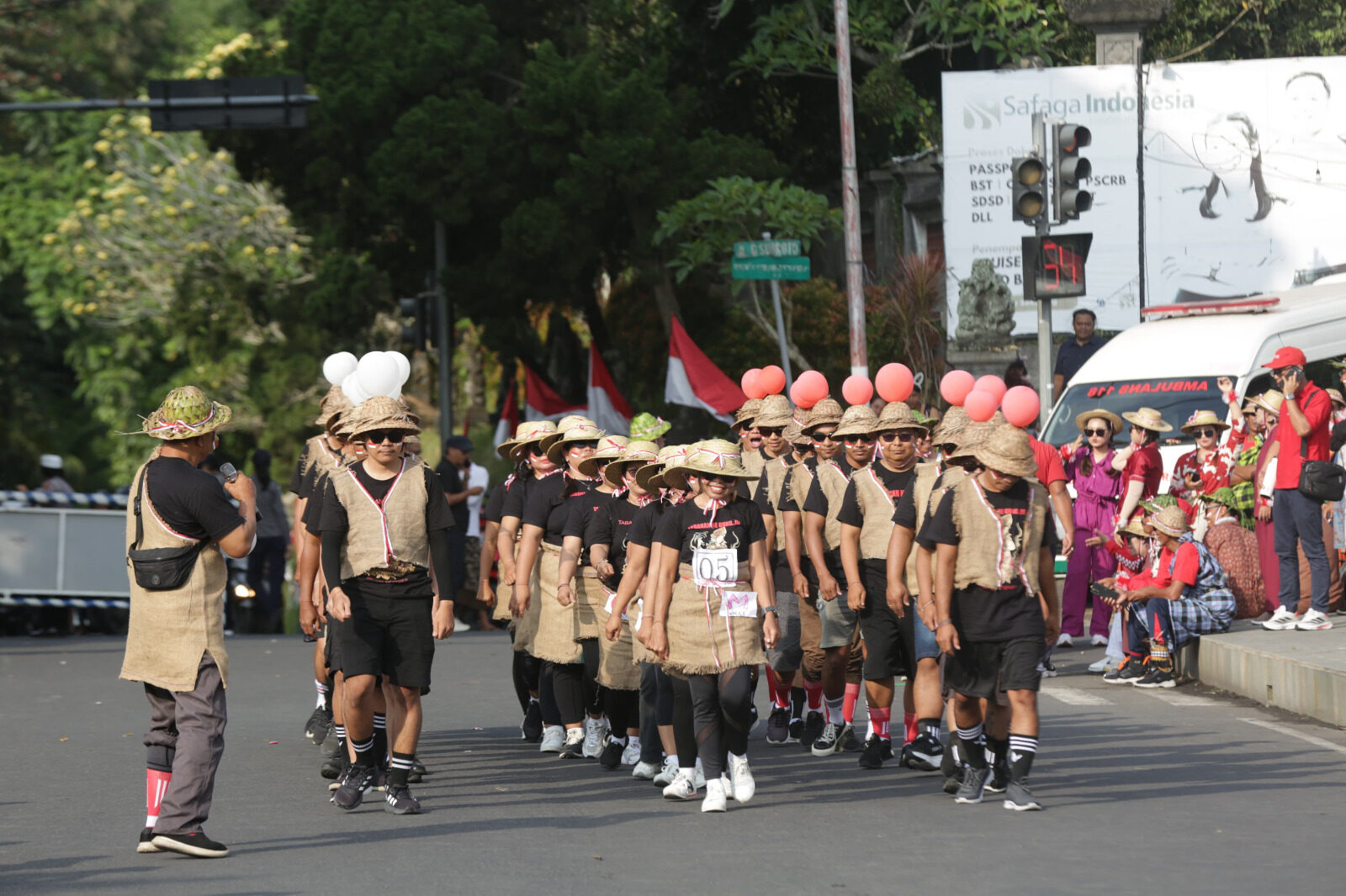TABANAN, BALINEWS.ID - Lomba gerak jalan kreasi dalam menyambut HUT ke-80 Republik Indonesia di Tabanan menarik perhatian masyarakat. Ada 10 regu yang merupaka…
