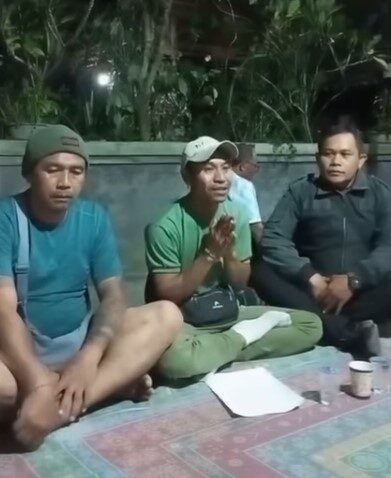 GIANYAR, BALINEWS.ID - Sebuah posko pecalang di sebelah Banjar Sala, Desa Pejeng Kawan, Kecamatan Tampaksiring, roboh setelah ditabrak truk bermuatan dengan no…