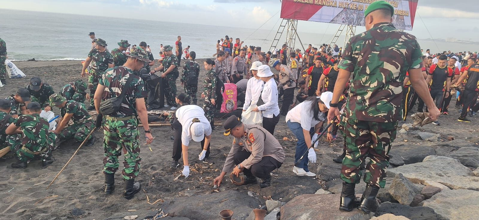 GIANYAR, BALINESW.ID - Dalam rangka memeriahkan Hari Ulang Tahun (HUT) ke-80 Republik Indonesia, Komando Daerah Militer (Kodam) IX/Udayana menggelar kegiatan K…
