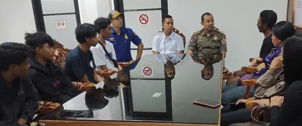 GIANYAR, BALINEWS.ID – Aksi empat remaja yang merusak meja mimbar kemerdekaan di Alun-Alun Gianyar berakhir dengan pembinaan secara persuasif oleh Satuan Polis…