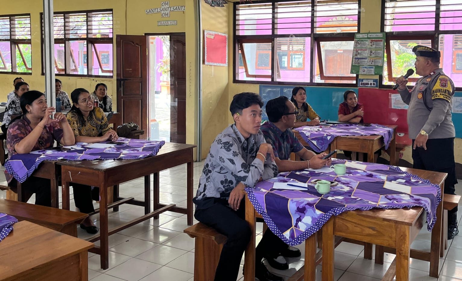 GIANYAR, BALINEWS.ID - Demi menciptakan lingkungan sekolah yang aman dan nyaman, Bhabinkamtibmas Desa Singakerta Aiptu I Made Widastra dan Babinsa Singakerta K…