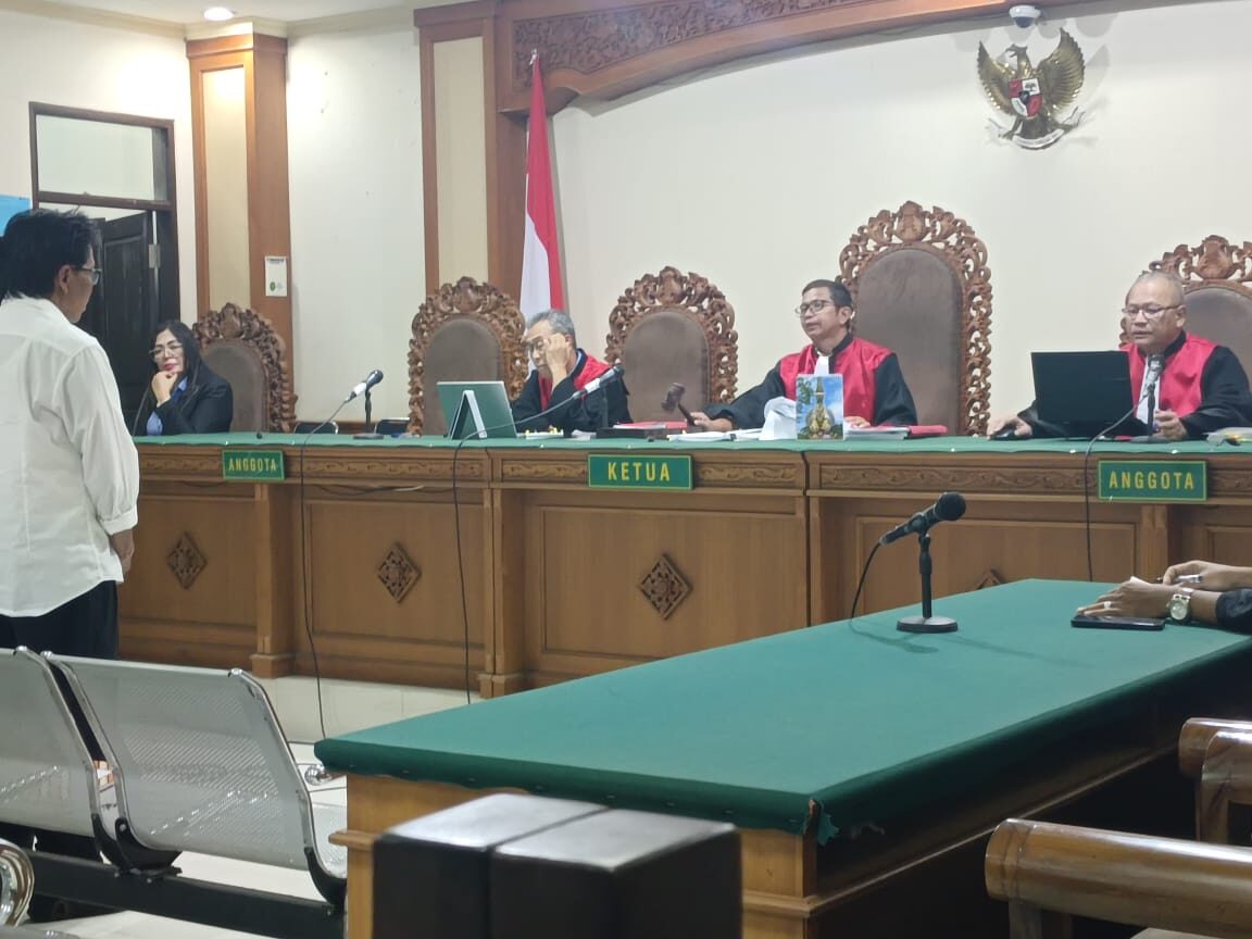 DENPASAR, BALINEW.ID -Pande Made Purwata, Ketua Umum KONI Kabupaten Gianyar divonis 3,5 tahun terkait kasus tindak pidana kasus korupsi penyalahgunaan dana hib…