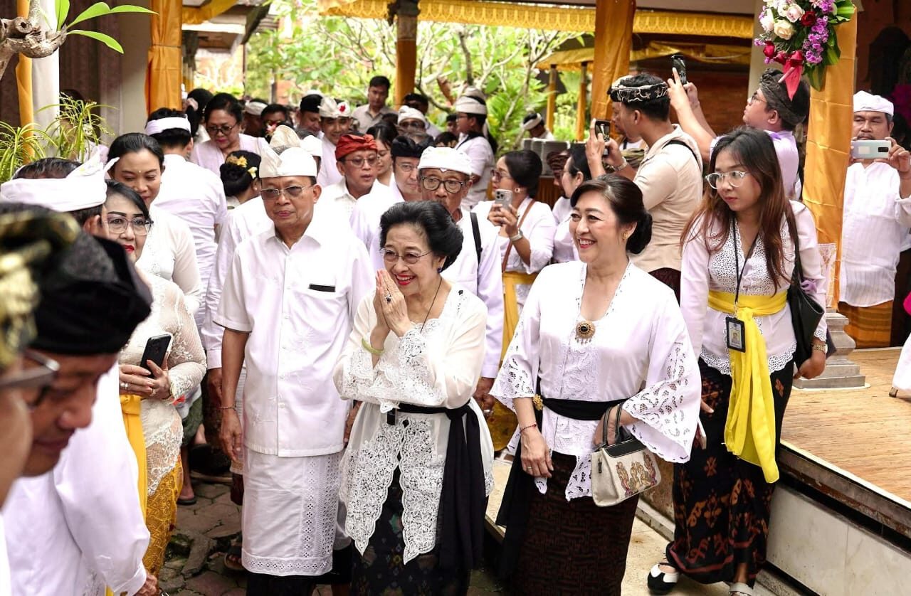 GIANYAR, BALINEWS.ID - Presiden ke-5 Republik Indonesia sekaligus Ketua Umum PDI Perjuangan, Megawati Soekarnoputri, hadir dalam upacara pelebon Ida Pedanda Ge…