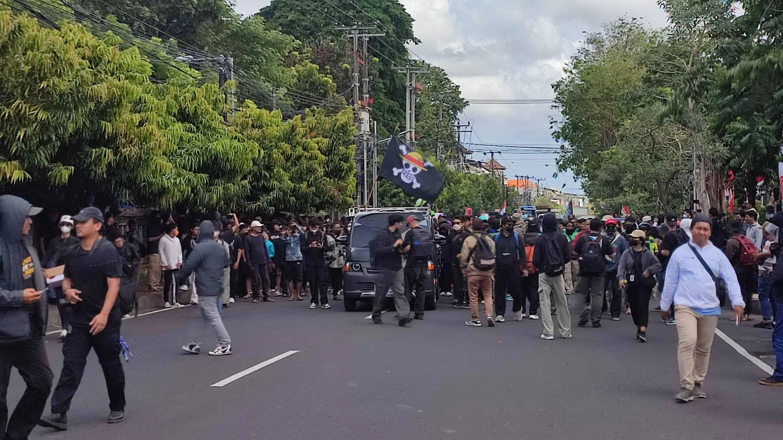 DENPASAR, BALINEWS.ID - Masa seruan aksi di depan Mapolda Bali ini berlangsung dari Jalan Melati parkiran GOR I Gusti Ngurah Rai, Denpasar menuju Jalan WR Supr…