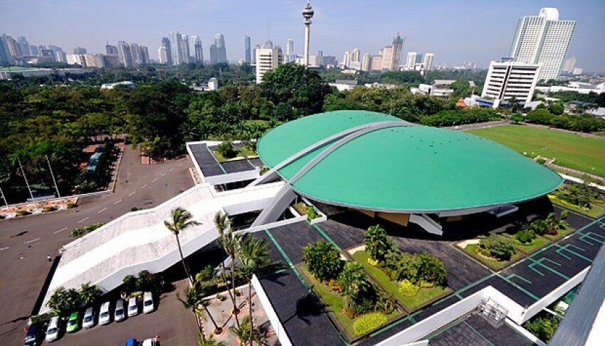 NASIONAL, BALINEWS.ID - Demo 25 Agustus yang digelar di sekitar Gedung DPR RI, Senayan, Jakarta, Senin (25/8/25) berujung ricuh. Massa baik laki-laki hingga pe…