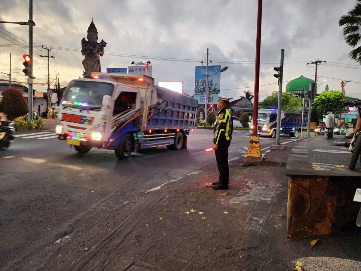 KARANGASEM, BALINEWS.ID - Pembatasan jam operasional truk akan diberlakukan di Karangasem, Bali, mulai awal Desember 2025. Kebijakan ini bertujuan untuk mening…