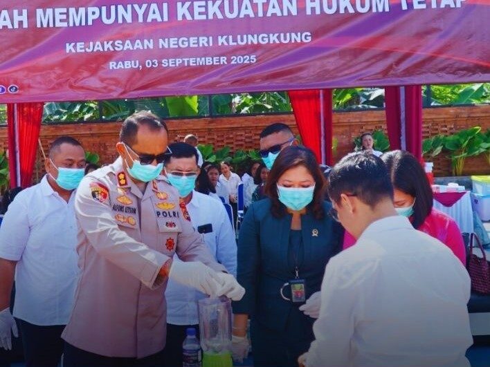 KLUNGKUNG, BALINEWS.ID – Suasana halaman Kantor Kejaksaan Negeri Klungkung, Rabu (3/9), berubah tegang namun penuh makna ketika aparat penegak hukum bersama ja…