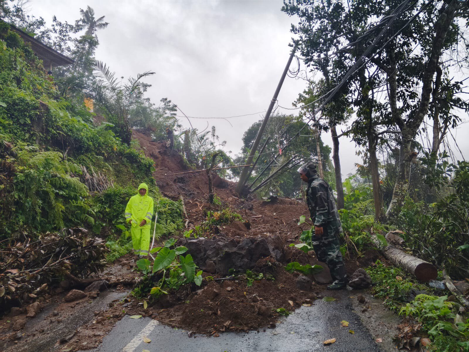 KARANGASEM, BALINEWS.ID – Akses jalan utama dari Kalanganyar menuju Kutabali, Desa Sibetan, Kecamatan Bebandem, lumpuh total akibat longsor pada Rabu (10/9/202…