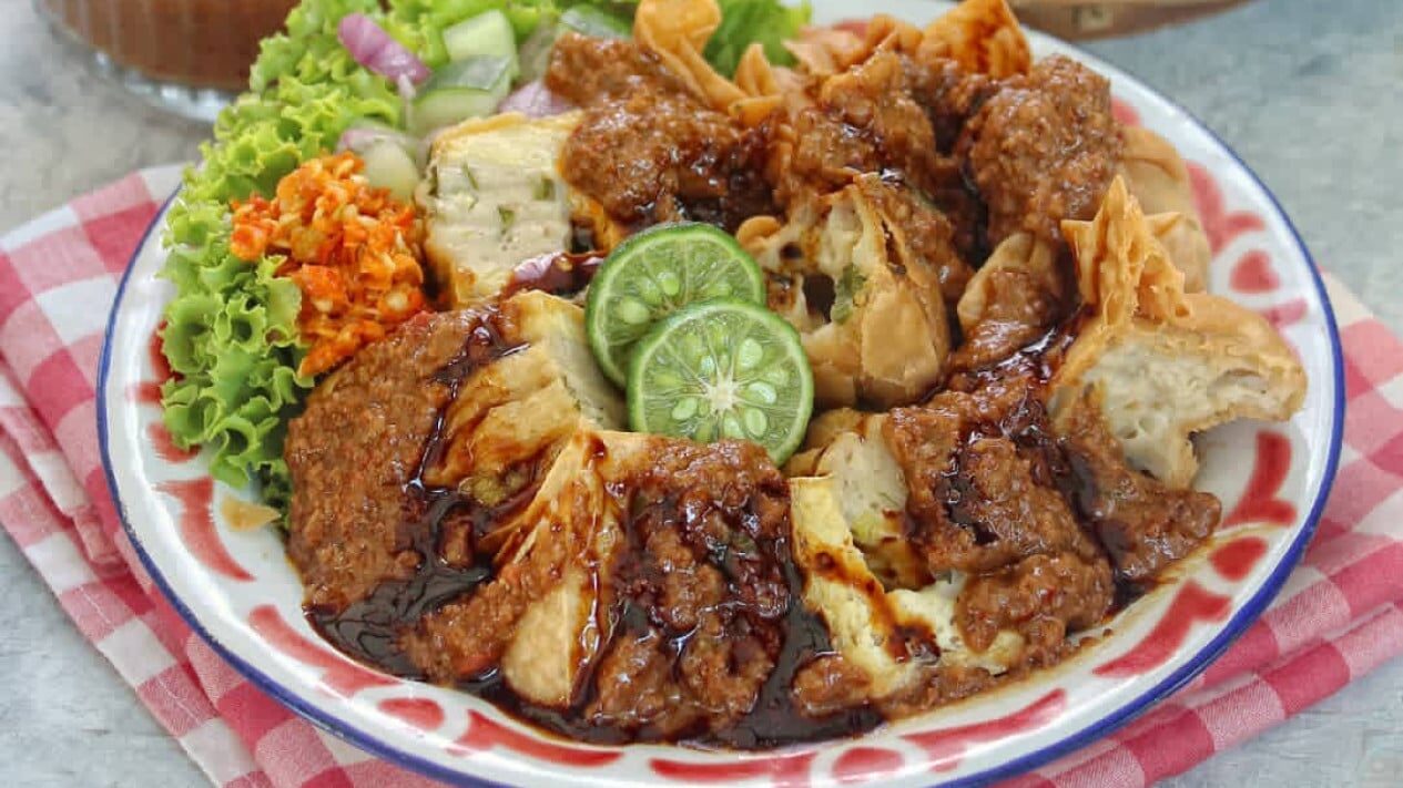 INTERMESO, BALINEWS.ID - Siapa sangka, jajanan kaki lima khas Bandung mampu bersaing di panggung kuliner dunia! Dalam daftar "100 Best Rated Seafood Dishes in …