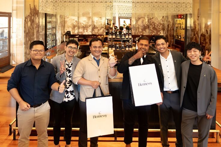 BALINEWS.ID - Bali’s fine dining scene shines on the global stage as Arya Dharmayasa, Bar Manager of Michelin chef-led Syrco BASÈ Ubud, has been crowned Indone…