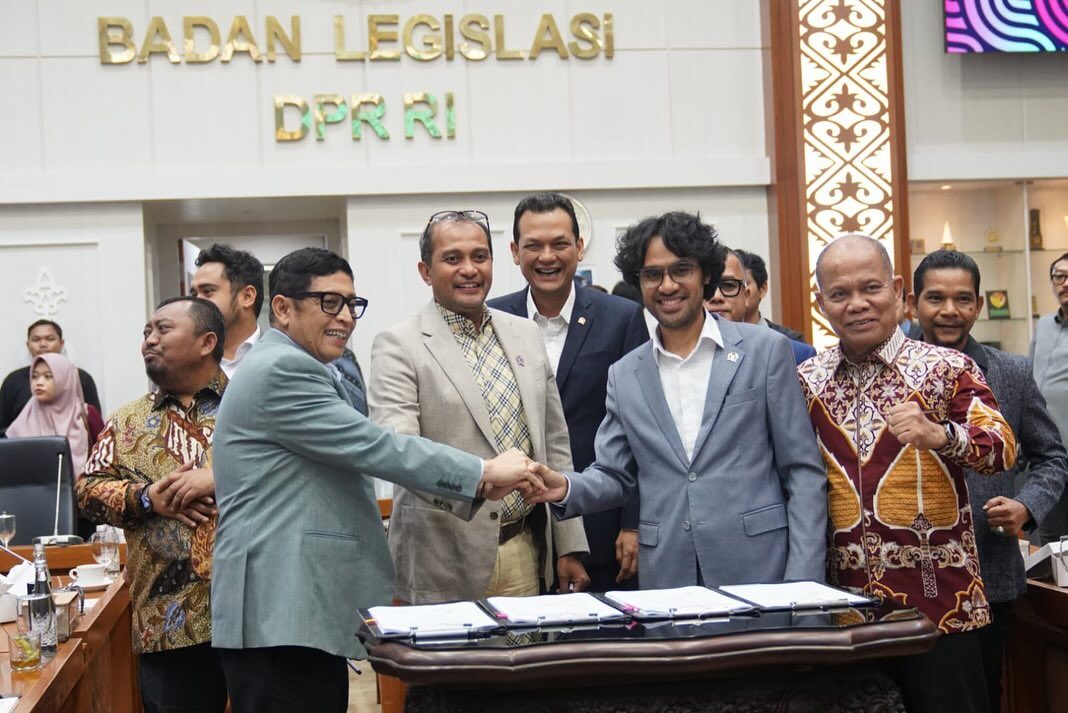 NASIONAL, BALINEWS.ID - Badang Legislasi DPR bersama pemerintah akhirnya menyepakati 52 RUU yang masuk Program Legislasi Nasional (Prolegnas) Prioritas 2025, K…