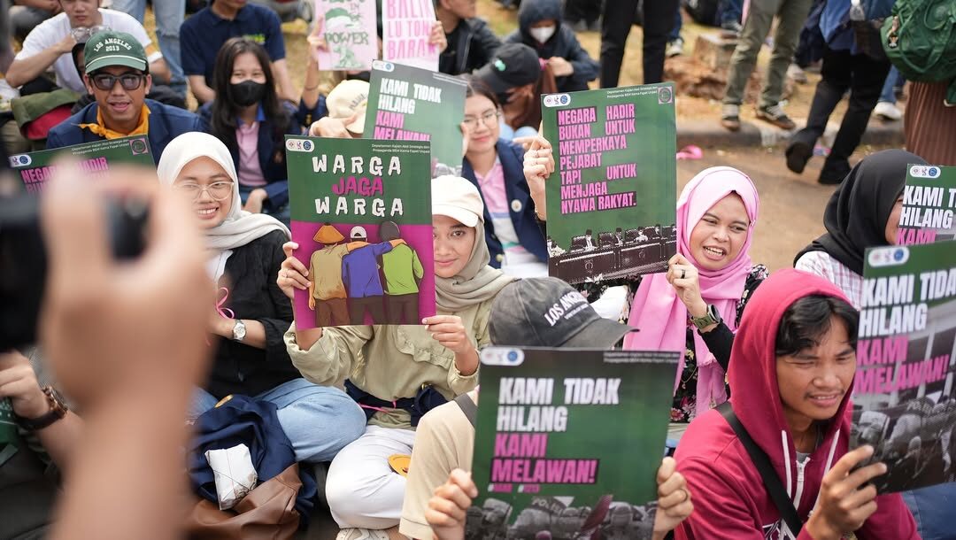 VIRAL, BALINEWS.ID - Ada yang tampak berbeda pada aksi unjuk rasa terkait "17+8 Tuntutan Rakyat" di depan gedung DPR RI, Senayan, Jakarta, Jumat (5/9/25). Ratu…