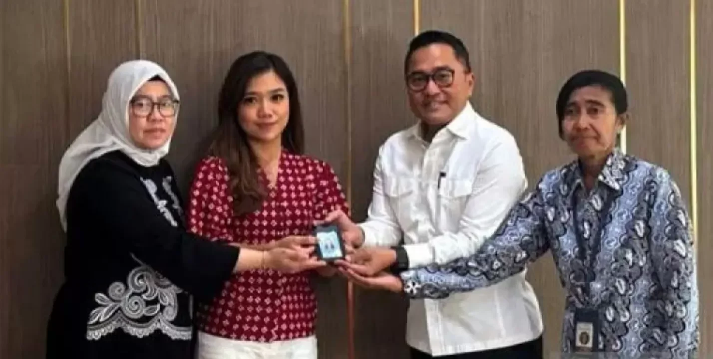 NASIONAL, BALINEWS.ID - Pihak Istana, melalui Biro Pers, Media, dan Informasi (BPMI), akhirnya mengembalikan kartu liputan khusus Istana milik jurnalis CNN Ind…