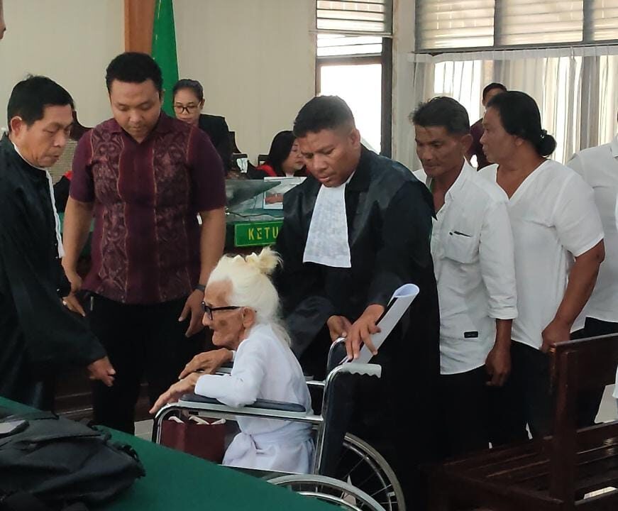 DENPASAR, BALINEWS.ID - Meskipun sudah diputus Onslag oleh Ketua Hakim Pengadilan Negeri (PN) Denpasar, Aline Oktavia Kurnia di ruang sidang Candra, Kamis (28/…