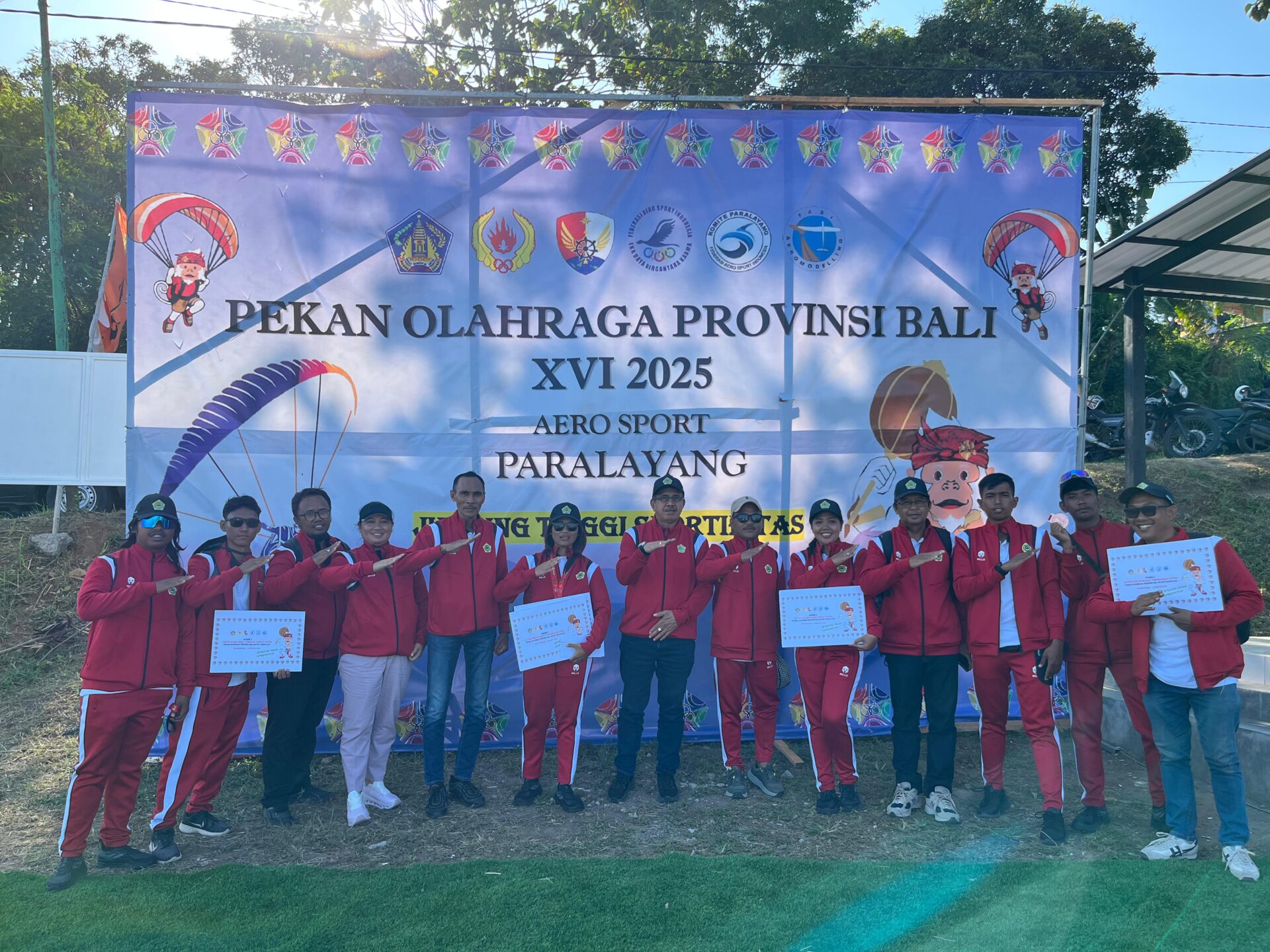 KLUNGKUNG, BALINEWS.ID – Bak pahlawan yang turun dari angkasa, Kontingen Aero Sport Kabupaten Gianyar membuat gebrakan heroik pada perhelatan akbar Pekan Olahr…