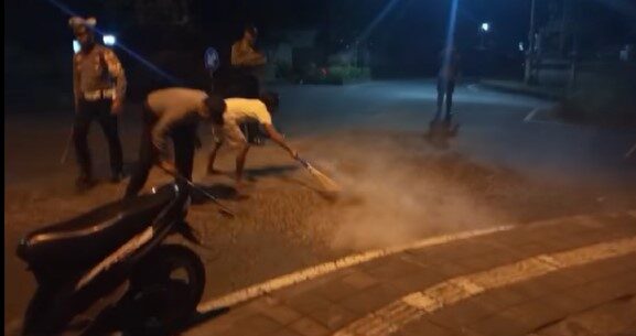 KLUNGKUNG, BALINEWS.ID - Sebuah insiden tumpahan koral di tengah jalan raya perempatan Tojan, Klungkung, sempat menghebohkan media sosial dan membahayakan peng…