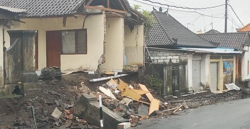GIANYAR, BALINEWS.ID – Hujan deras yang mengguyur wilayah Gianyar pada Rabu (10/9/2025) dini hari memicu longsor di Desa Mas, Kecamatan Ubud. Material proyek p…