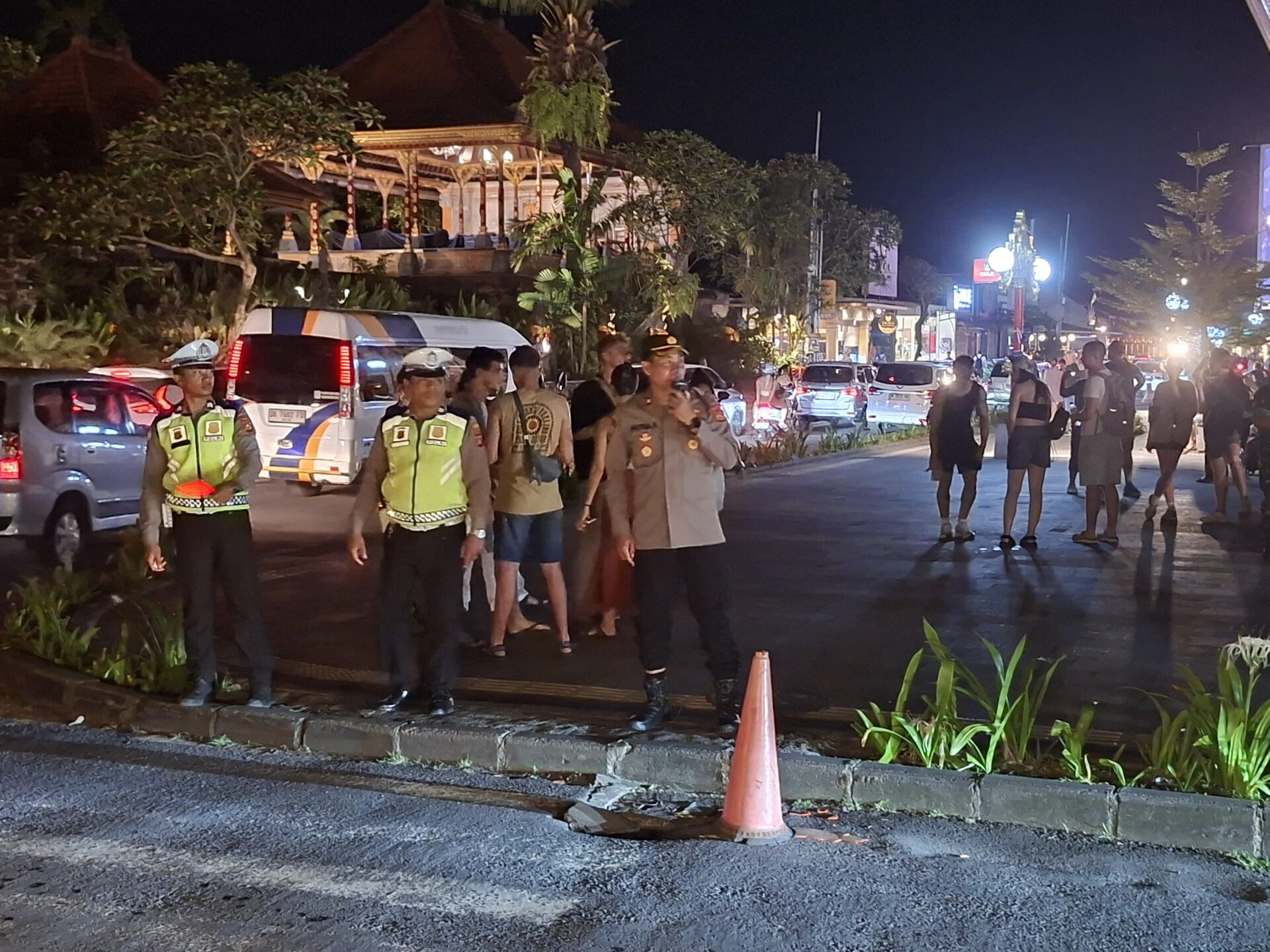 UBUD, BALINEWS.ID – Aparat gabungan dari Polsek Ubud, TNI, Satpol PP, dan Pecalang menggelar patroli skala besar untuk menjaga keamanan dan ketertiban masyarak…