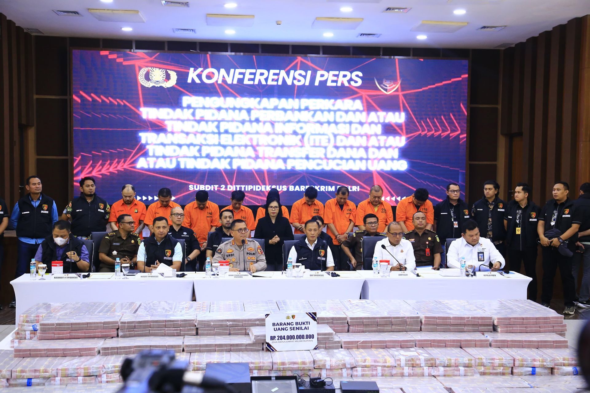 VIRAL, BALINEWS.ID - Direktorat Tindak Pidana Ekonomi Khusus (Dittipideksus) Bareskrim Polri berhasil membongkar jaringan sindikat pembobolan rekening bank dor…