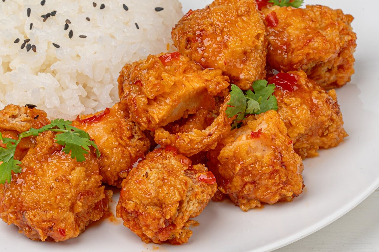 INTERMESO, BALINEWS.ID - Pernah nggak sih kamu pengen makan ayam goreng ala resto yang berbalut saus mentega yang gurih manis asin itu? Tapi saat melihat harga…