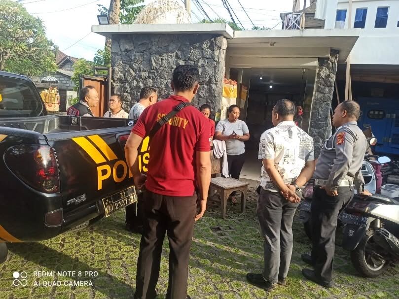   GIANYAR, BALINEWS.ID — Seorang wisatawan asal Amerika Serikat, KB (29), dievakuasi dari sebuah villa di Ketewel, Gianyar, Bali, pada Minggu (21/09/2025). Did…