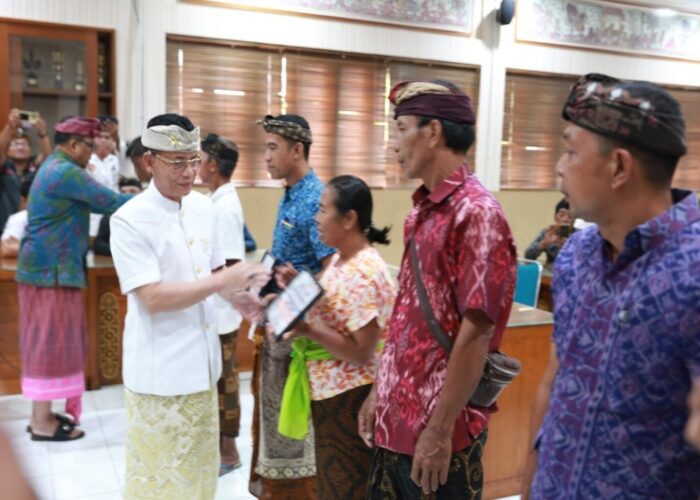 SEMARAPURA, BALINEWS.ID – Sebagai bentuk kepedulian terhadap masyarakat terdampak bencana, Pemerintah Provinsi Bali menyalurkan bantuan sosial kepada warga Kab…