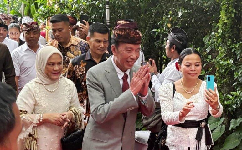 GIANYAR, BALINEWS.ID - Presiden ke-7 RI, Joko Widodo, menghadiri acara pernikahan di Kelurahan Beng, Kecamatan Gianyar, Kabupaten Gianyar, pada Rabu (1/10/25) …