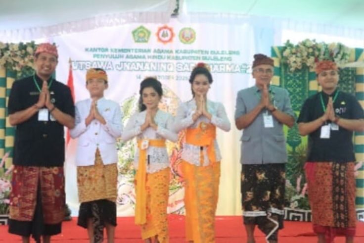 BULELENG, BALINEWS.ID - Halaman Kantor Kementerian Agama Buleleng dipenuhi semangat dan nuansa spiritual pada Selasa (14/10/25) dalam gelaran Utsawa Jnananing …