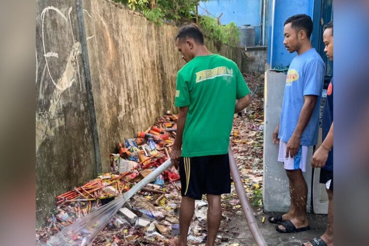 DENPASAR, BALINEWS.ID - Sejumlah kembang api rusak ditemukan di sebuah gudang di Jalan Sari Dana II, Ubung Kaja, Denpasar Utara, Rabu (15/10/25). Tim Gegana Sa…