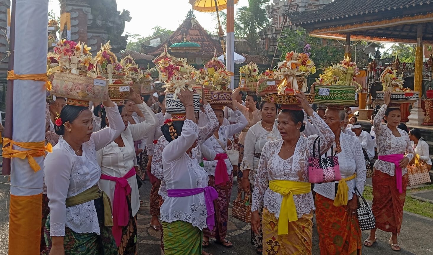 GIANYAR, BALINEWS.ID - Desa Adat Suwat di Kecamatan Gianyar menggelar Karya Agung Padudusan Ngusaba Pitara di Pura Dalem, Sabtu (4/10/25). Hal ini merupakan pe…