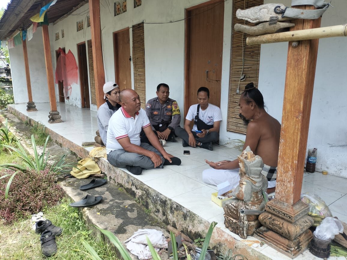 NUSA PENIDA, BALINEWS.ID – Kepolisian Sektor (Polsek) Nusa Penida bergerak cepat merespons keresahan warga akibat beredarnya video seorang pria yang mengaku se…