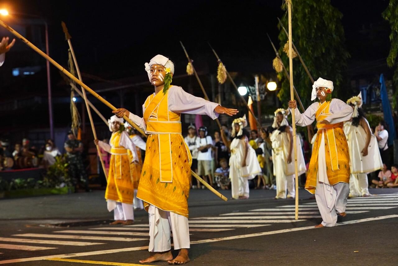 KLUNGKUNG, BALINEWS.ID – Pembukaan Klungkung Heritage Festival 2025 berlangsung meriah di depan Monumen Ida Dewa Agung Jambe, Jumat (10/10/2025). Festival yang…