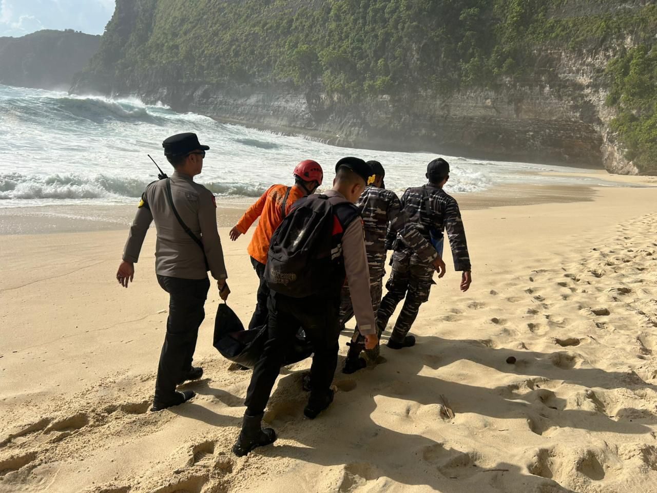 NUSA PENIDA, BALINEWS.ID – Peristiwa tragis kembali terjadi di destinasi wisata Pantai Kelingking, Desa Bunga Mekar, Kecamatan Nusa Penida. Seorang wisatawan a…