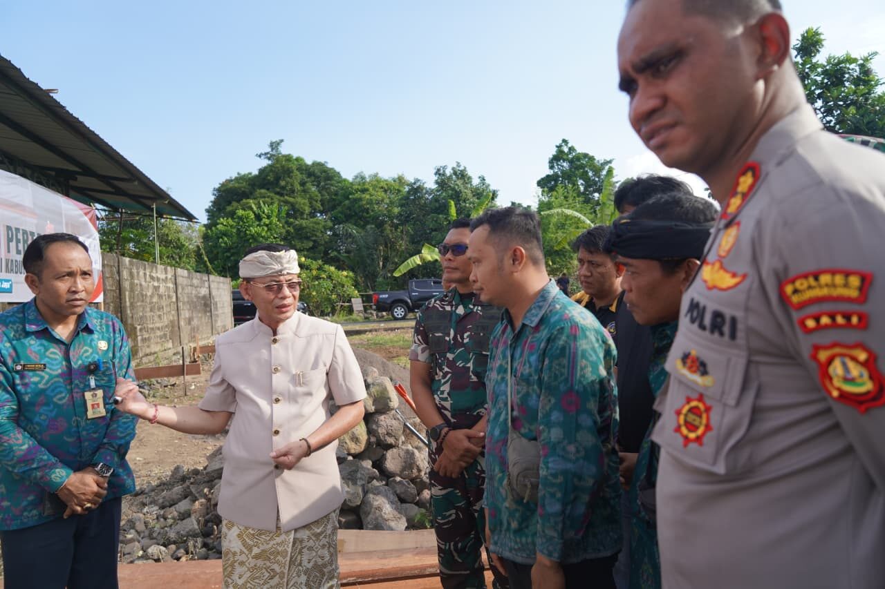 SEMARAPURA, BALINEWS.ID – Upaya memperkuat ekonomi kerakyatan di Kabupaten Klungkung terus digencarkan. Hal ini ditandai dengan peletakan batu pertama pembangu…