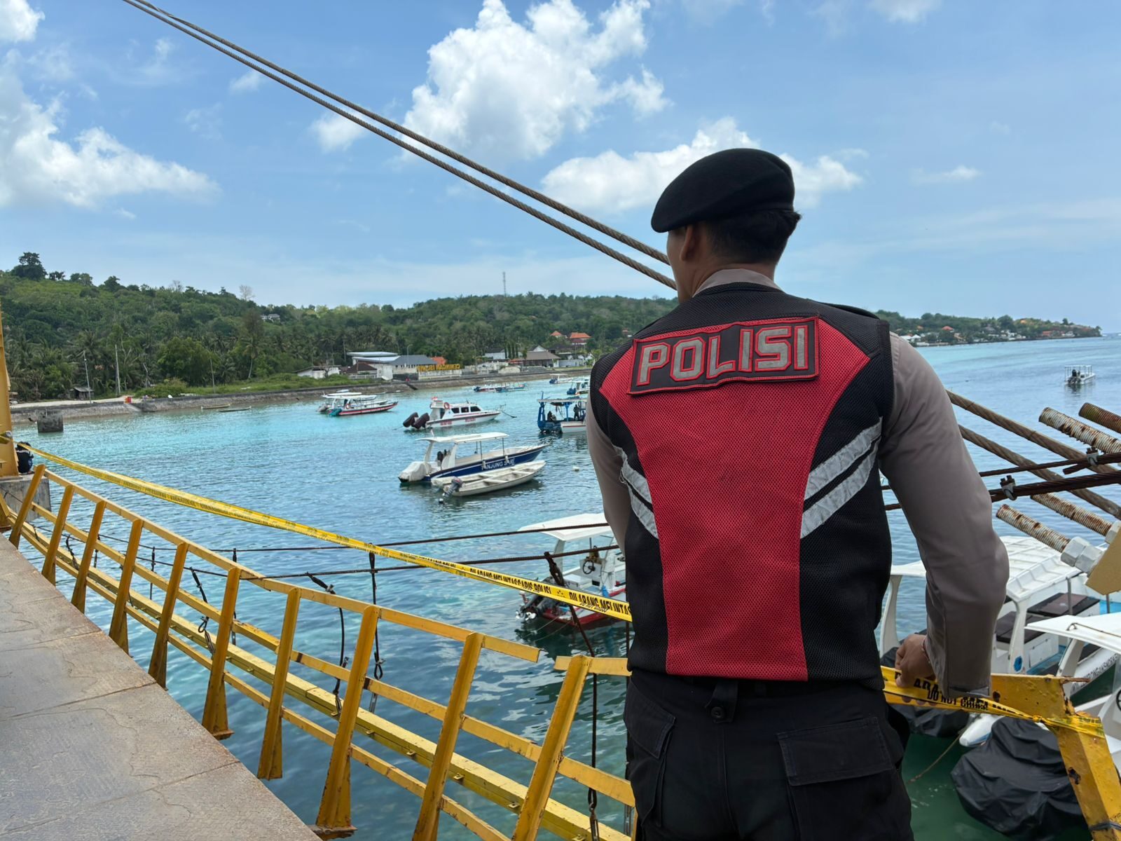 NUSA PENIDA, BALINEWS.ID – Dua wisatawan asal Belanda mengalami insiden nahas saat melintas di Jembatan Kuning, Desa Lembongan, Kecamatan Nusa Penida, Jumat (2…