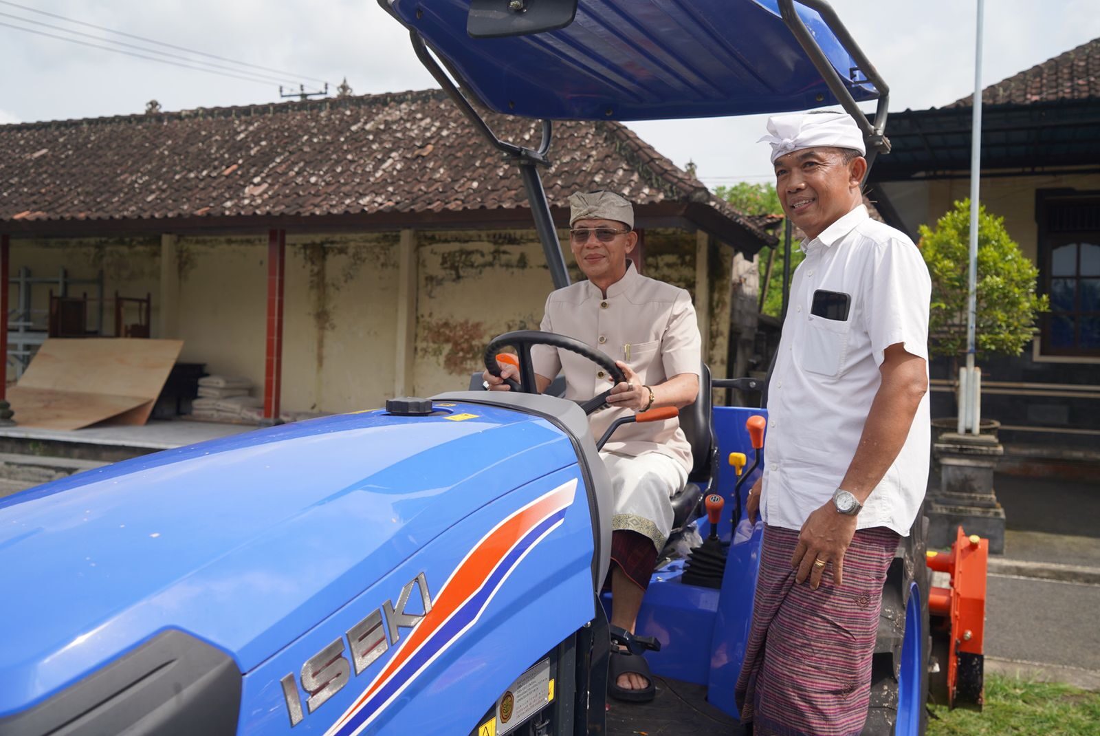 SEMARAPURA, BALINEWS.ID — Komitmen Pemerintah Kabupaten Klungkung dalam memperkuat sektor pertanian kembali ditunjukkan melalui penyerahan bantuan alat dan mes…