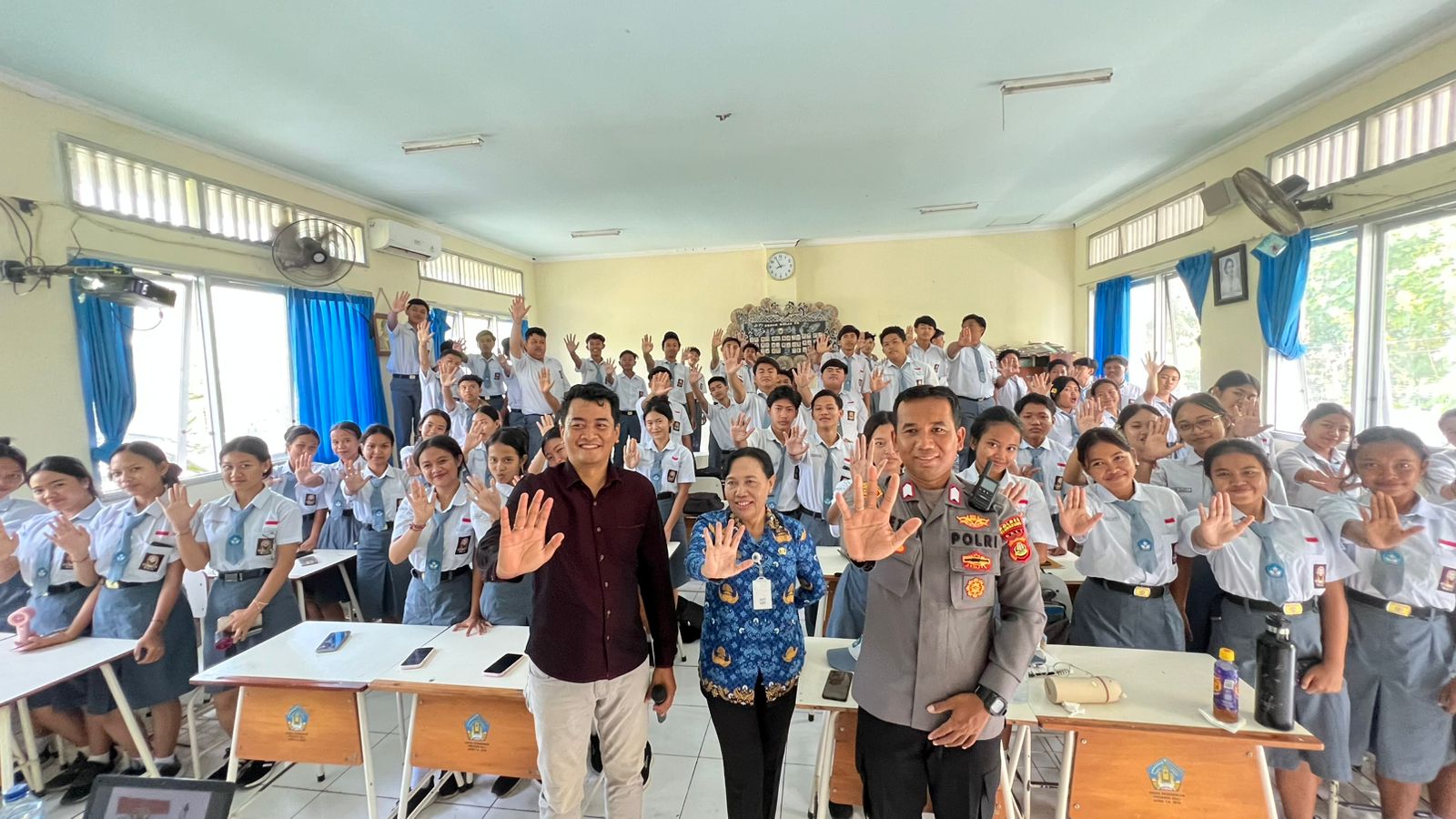 NUSA PENIDA, BALINEWS.ID — Upaya membentengi generasi muda dari pengaruh buruk narkoba terus digencarkan jajaran Polsek Nusa Penida. Melalui kegiatan sosialisa…