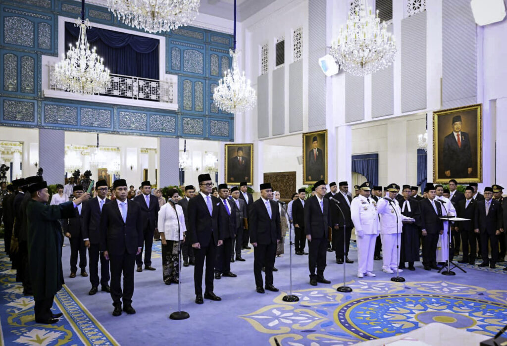 NASIONAL, BALINEWS.ID - Presiden Prabowo Subianto baru saja melantik 25 pejabat negara baru dan 10 duta besar RI di Istana Negara, Jakarta, pada Rabu (8/10/25)…