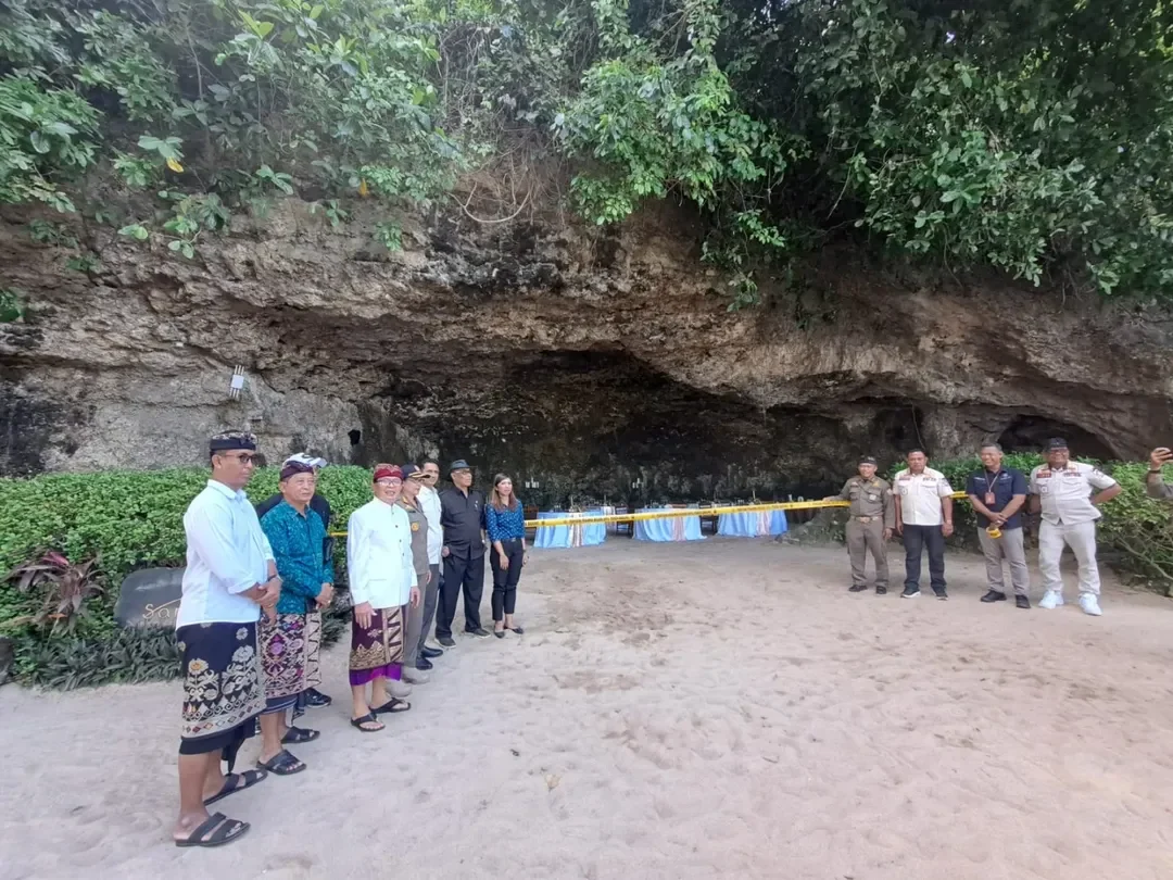 BADUNG, BALINEWS.ID - Operasional sebuah resort mewah di Kelurahan Benoa, Kecamatan Kuta Selatan, Kabupaten Badung, dihentikan sementara. Hal ini menyusul sida…