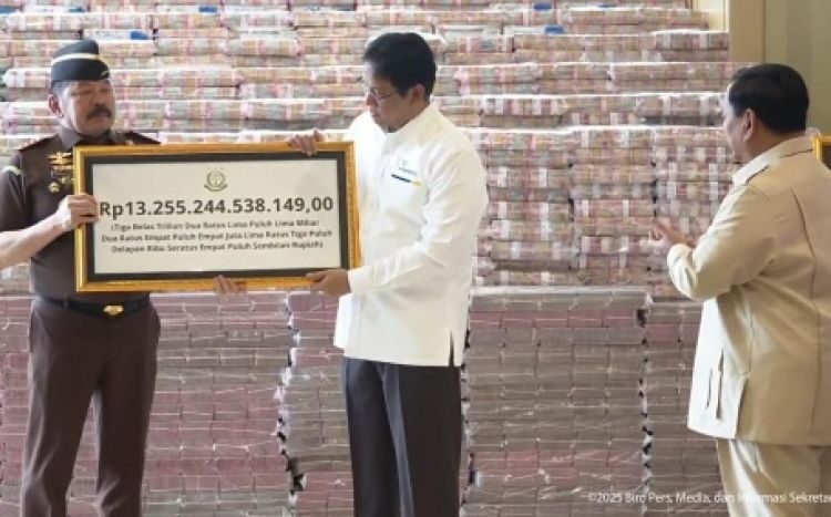 NASIONAL, BALINEWS.ID - Kejaksaan Agung RI menyerahkan uang sitaan kasus ekspor crude palm oil (CPO) kepada negara, Senin (20/10/25). Uang sebesar Rp 13,25 itu…