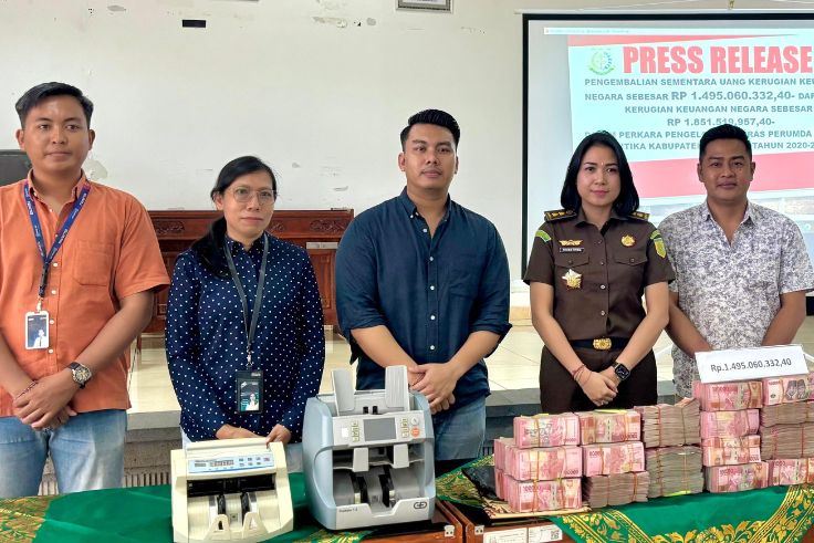TABANAN, BALINEWS.ID – Kejaksaan Negeri (Kejari) Tabanan menerima pengembalian sementara uang kerugian keuangan negara sebesar Rp1,49 miliar dari sejumlah peny…