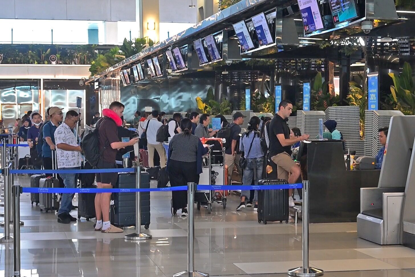 NASIONAL, BALINEWS.ID - Pemerintah resmi menurunkan tarif tiket pesawat domestik kelas ekonomi sebesar 13 - 14 persen untuk libur Natal dan Tahun Baru (Nataru)…