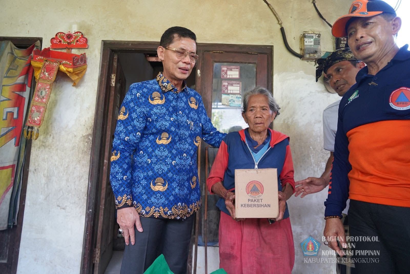 NUSA PENIDA, BALINEWS.ID – Hujan deras disertai angin kencang melanda Banjar Behu, Desa Bunga Mekar, Kecamatan Nusa Penida, Kabupaten Klungkung, Minggu (2/11/2…