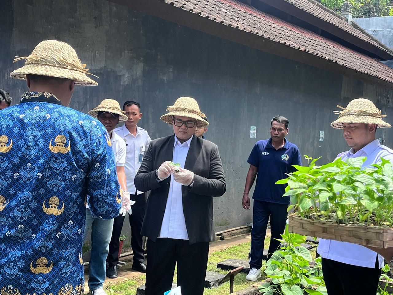 SEMARAPURA, BALINEWS.ID — Rumah Tahanan Negara (Rutan) Kelas IIB Klungkung terus berinovasi dalam memberdayakan warga binaan (WB). Terbaru, lembaga pemasyaraka…