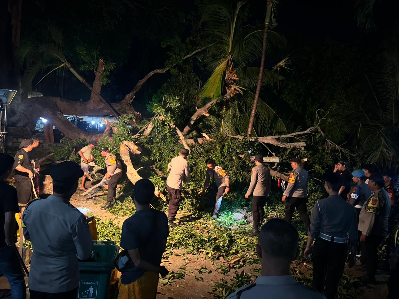 NUSA PENIDA, BALINEWS.ID – Suasana persembahyangan Hari Purnama di kawasan Pura Segara Penataran Ped, Desa Ped, Kecamatan Nusa Penida, mendadak berubah menceka…