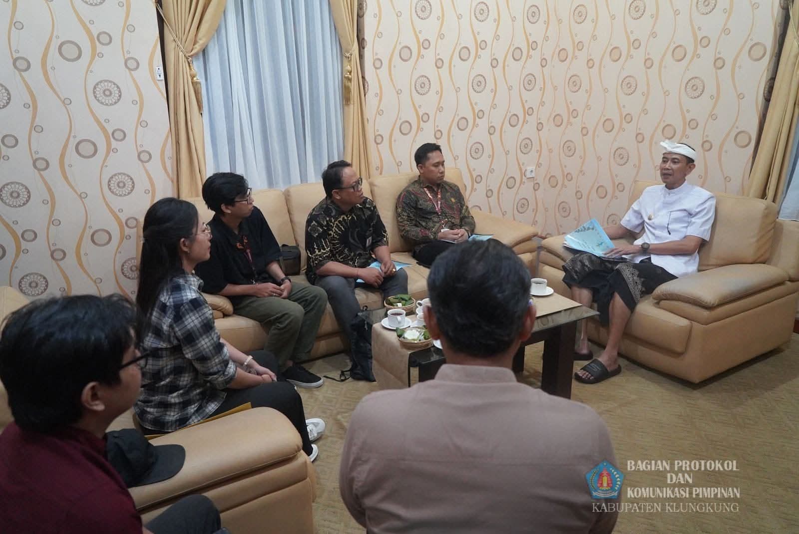 SEMARAPURA, BALINEWS.ID – Pemerintah Kabupaten Klungkung menyambut baik pelaksanaan Festival Akar Budaya Klungkung 2025 yang digagas oleh Balai Pelestarian Keb…
